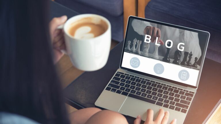 AI in Adapting Writing to Different Blog Formats: Strategies for Content Versatility